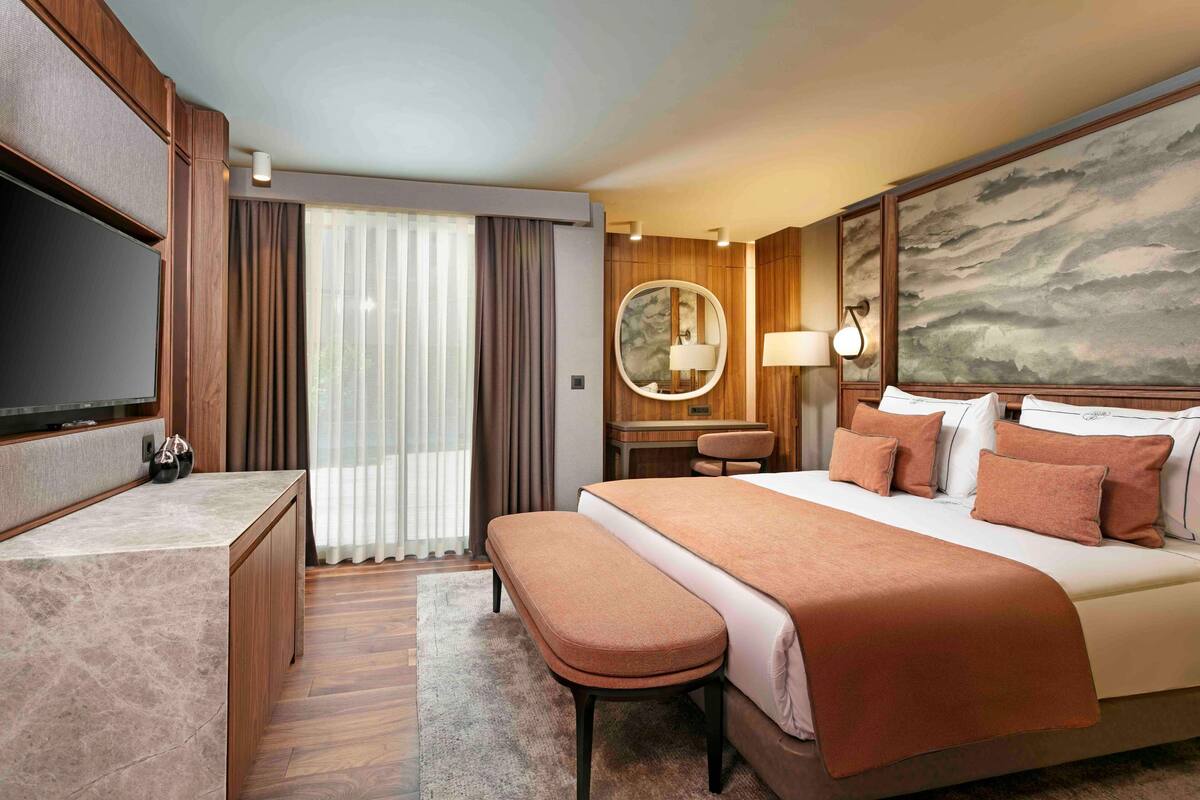 Executive Suite, Berbilang Katil | Bar mini, peti besi dalam bilik, meja, ruang kerja komputer riba 