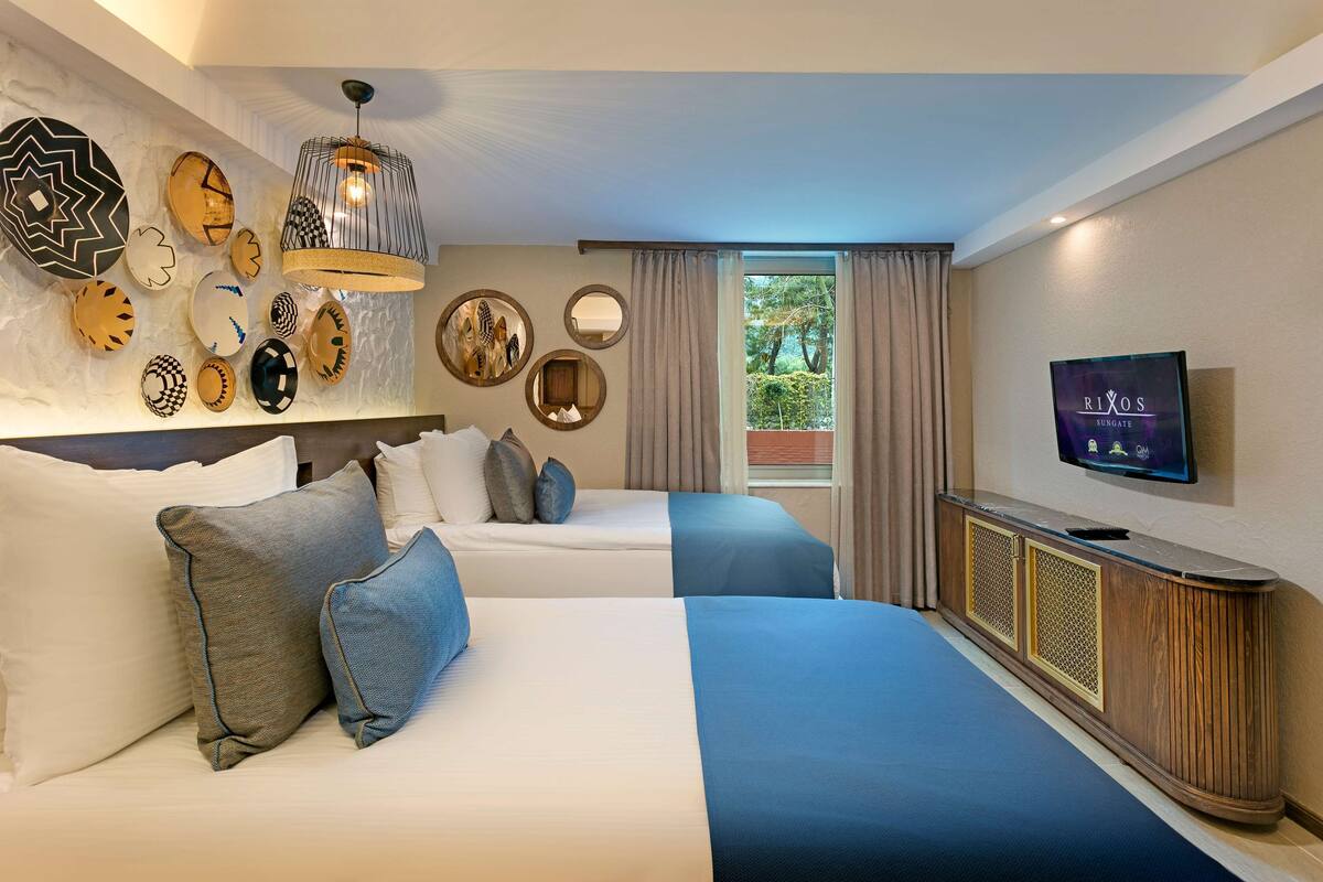 Family Pool House | Bar mini, peti besi dalam bilik, meja, ruang kerja komputer riba 