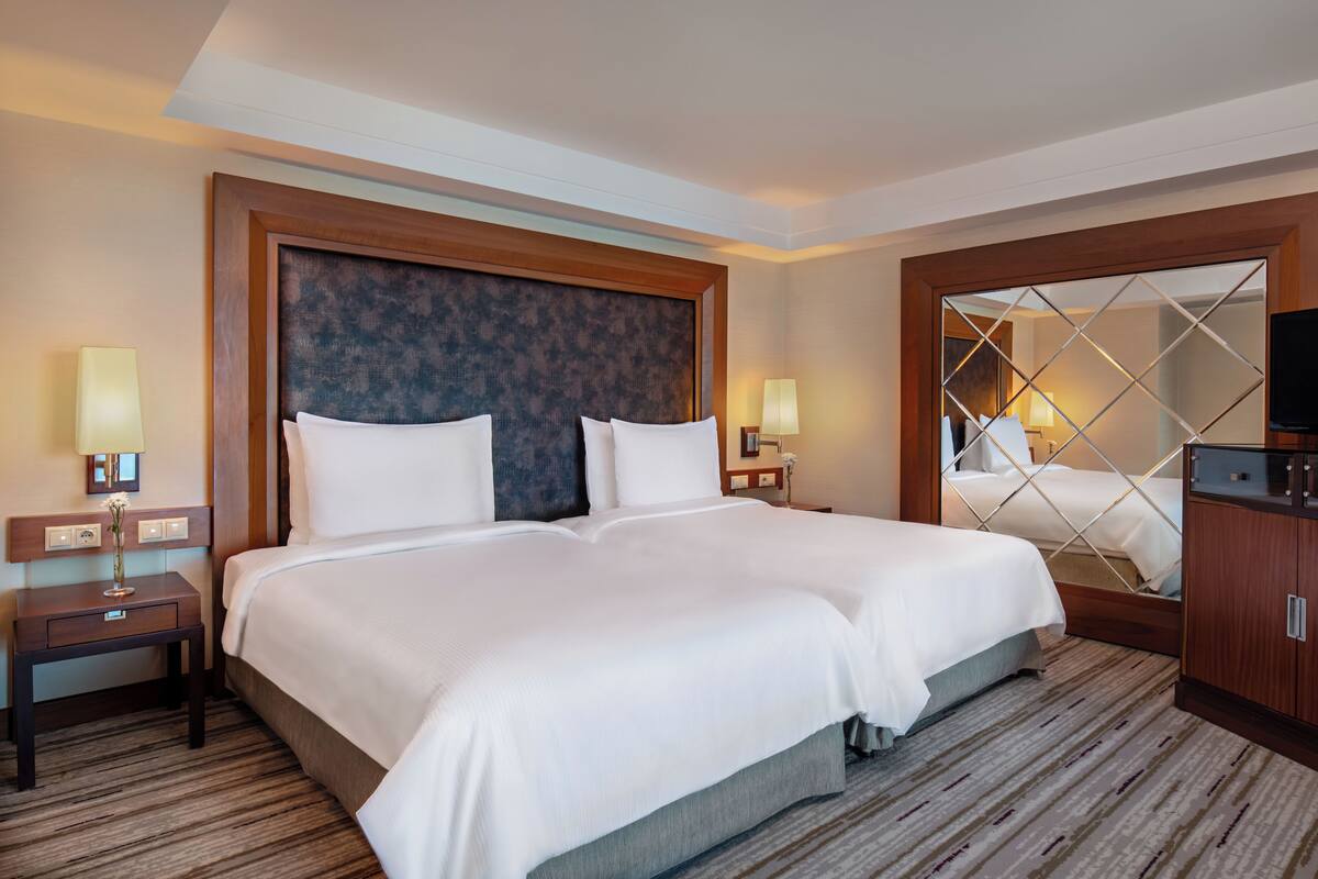 Family Suite, 2 Katil Kelamin (Double) | Bar mini, peti besi dalam bilik, meja, ruang kerja komputer riba 