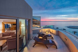 Minibar, in-room safe, desk, laptop workspace