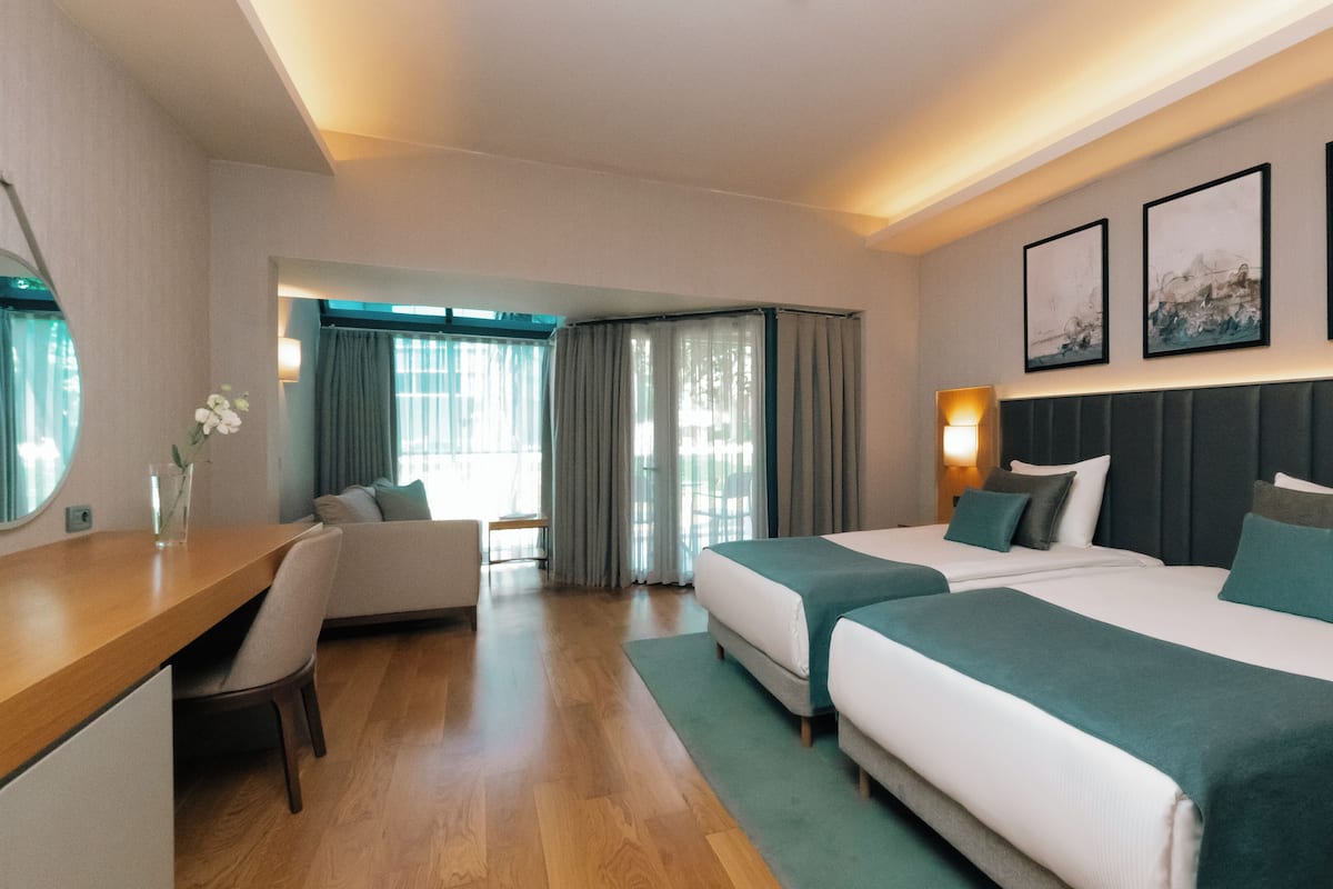 Standard Room, 1 King Bed | 1 bedroom, minibar, in-room safe, desk