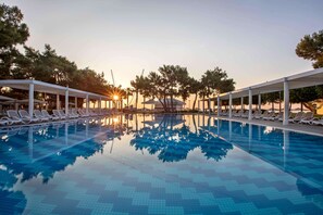 Indoor pool, seasonal outdoor pool, pool umbrellas, pool loungers - Rixos Sungate - The Land of Legends Access (Kemer)