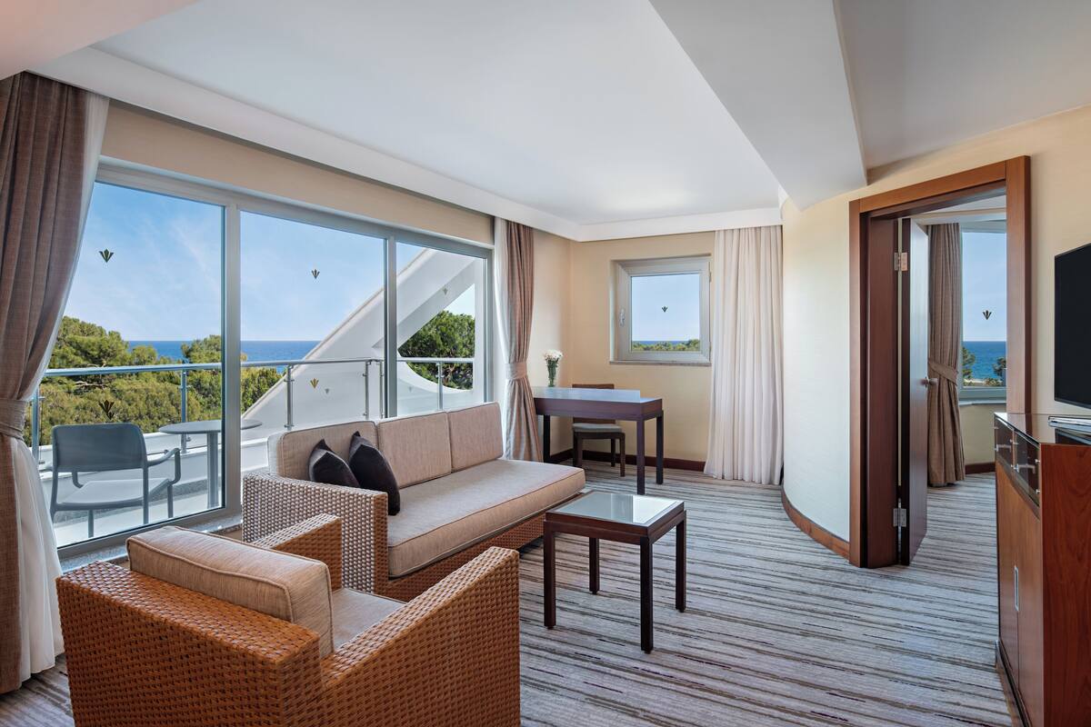 Grand Suite, 1 Katil Raja (King) | Bar mini, peti besi dalam bilik, meja, ruang kerja komputer riba 