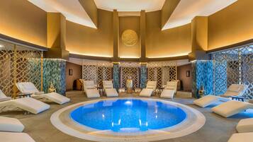 Piscina interna, piscina externa sazonal, guarda-sóis, espreguiçadeiras