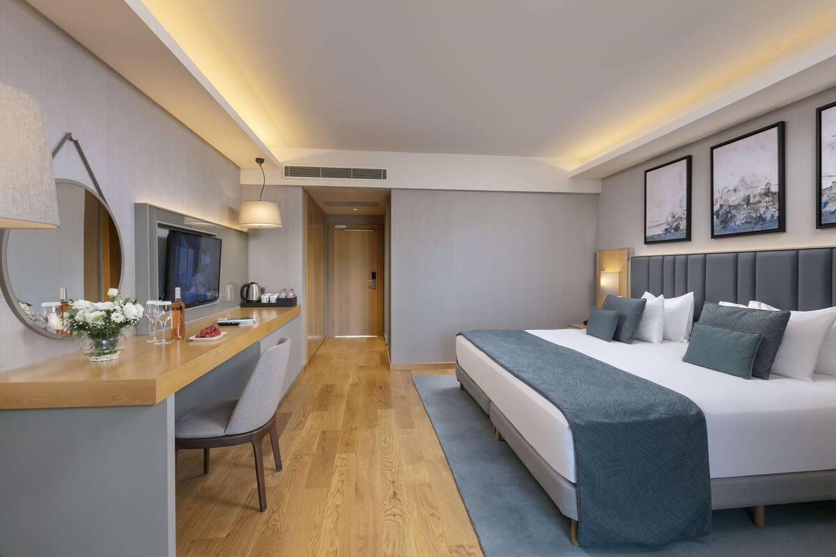 Superior Room, 1 Katil Raja (King) | Bar mini, peti besi dalam bilik, meja, ruang kerja komputer riba 