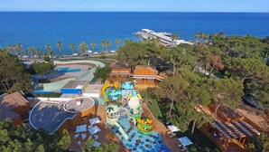 Vista aèria d'un centre turístic amb un parc aquàtic, zona de piscines i vistes a l'oceà.
