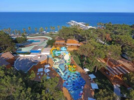 Inomhuspool, en säsongsöppen utomhuspool, parasoller och solstolar