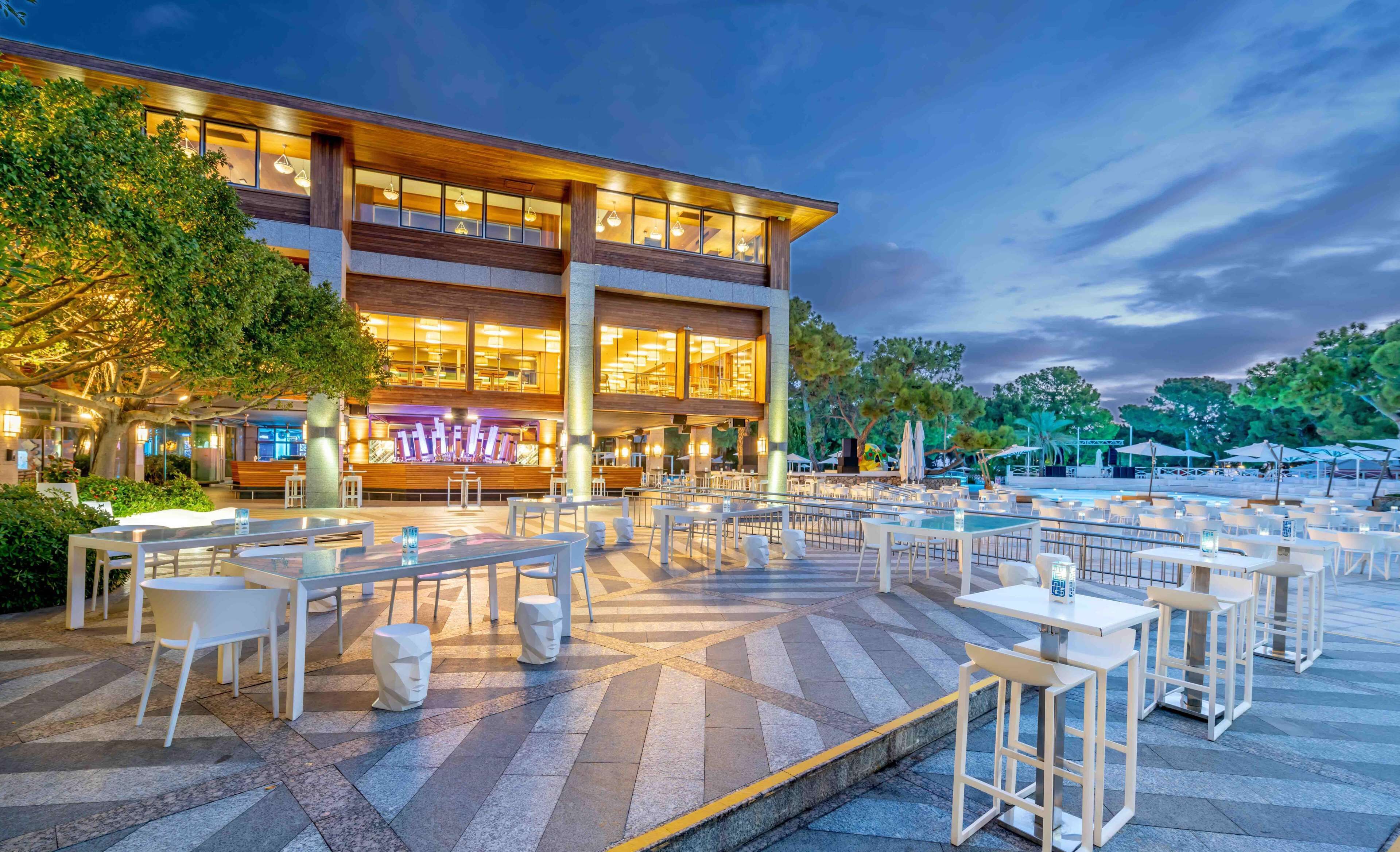 5 bars/lounges, 6 poolside bars, 2 beach bars