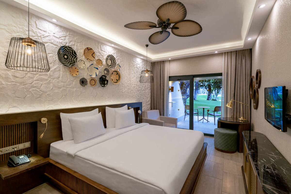 Comfort Room, 1 Katil Raja (King) | Bar mini, peti besi dalam bilik, meja, ruang kerja komputer riba 