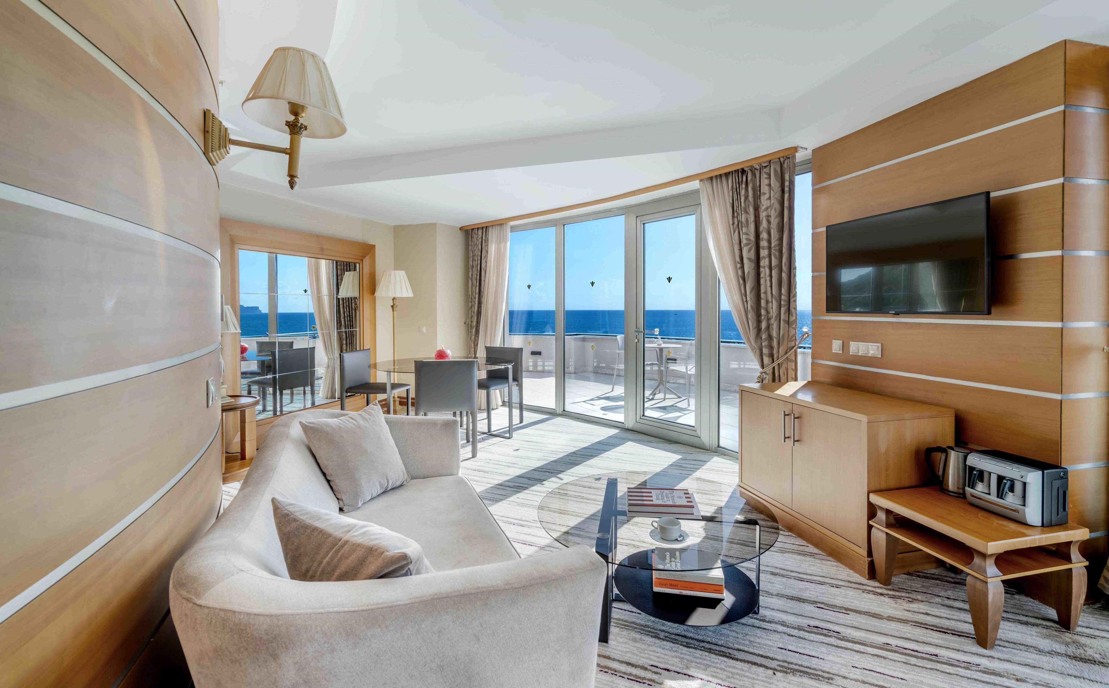 ميني بار وخزنة داخل الغرفة ومكتب ومساحة عمل للكمبيوتر المحمول