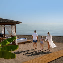 Camas de playa, sillas reclinables de playa, sombrillas