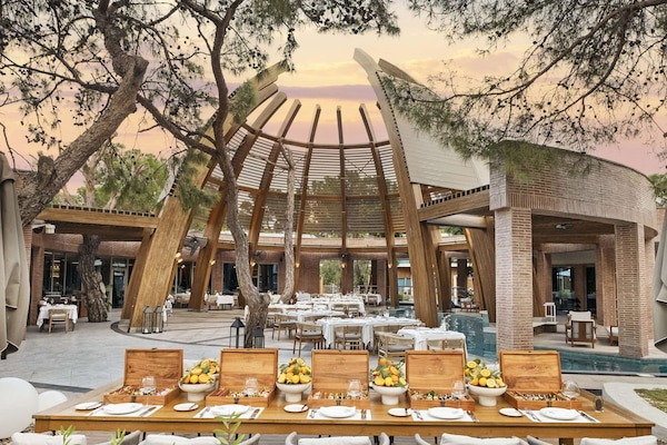 16 restaurants; breakfast, lunch and dinner served