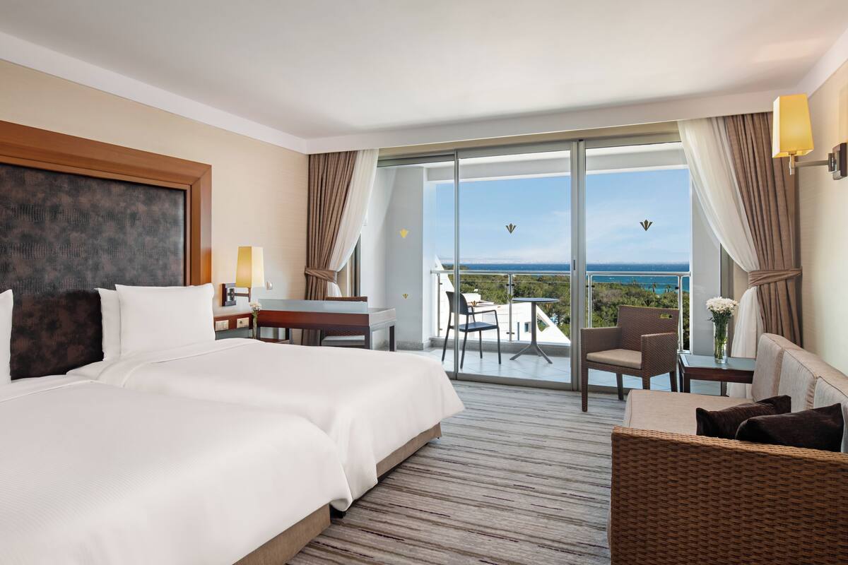 Standard Room, 1 Katil Raja (King), Sea View | Bar mini, peti besi dalam bilik, meja, ruang kerja komputer riba 