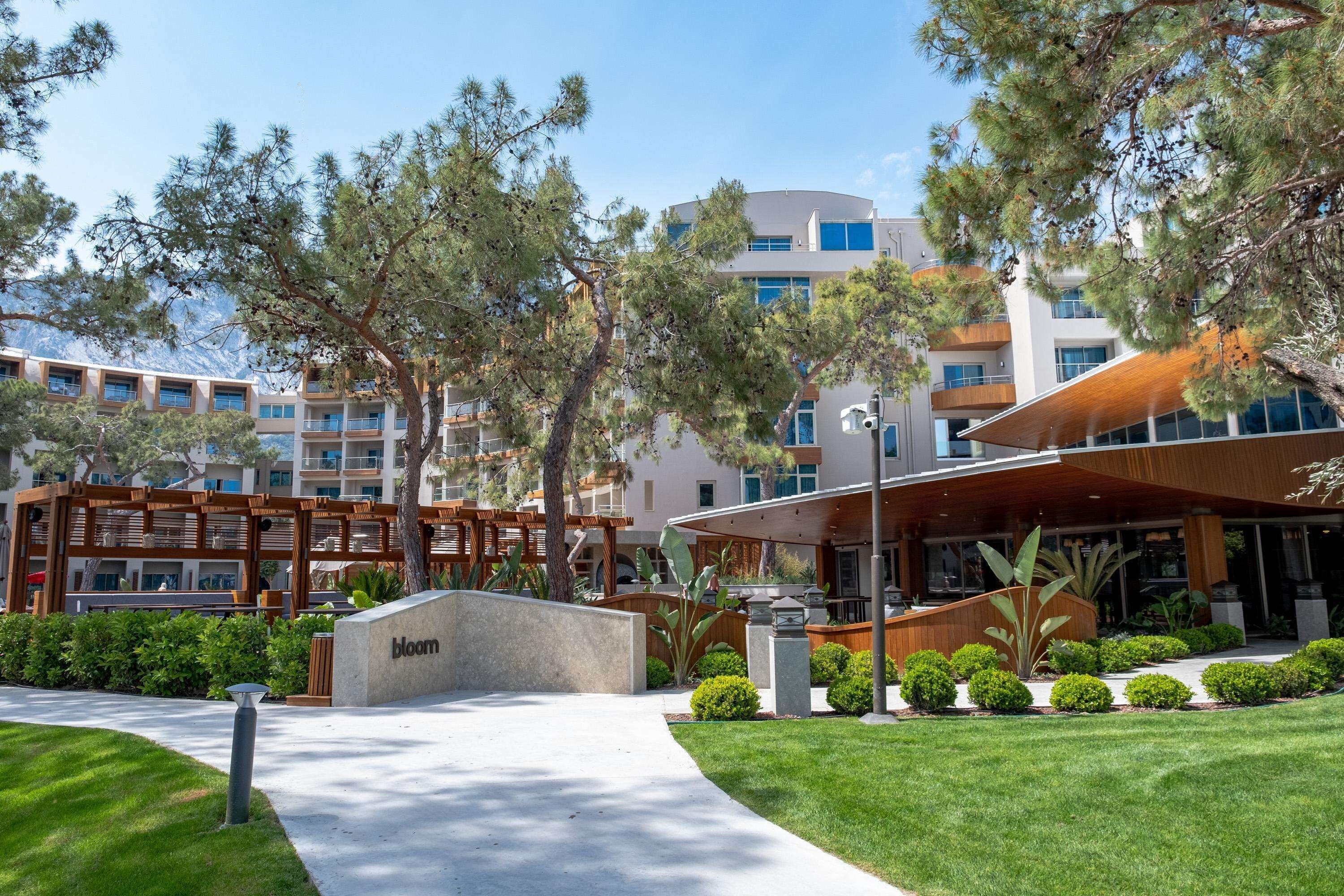 16 restaurants, breakfast served