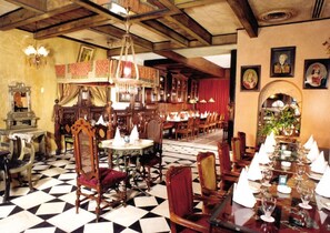 供应早餐、午餐和晚餐