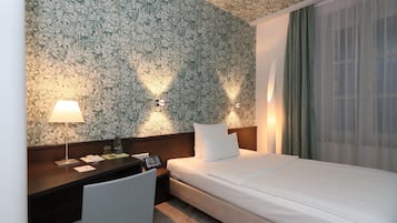 Grand eenpersoonskamer | Hypoallergeen beddengoed, een kluis op de kamer, individueel gedecoreerd