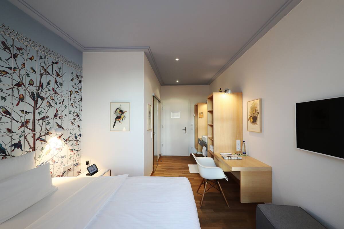 Urban single room | 防过敏的被褥、客房内保险箱、办公桌、遮光窗帘