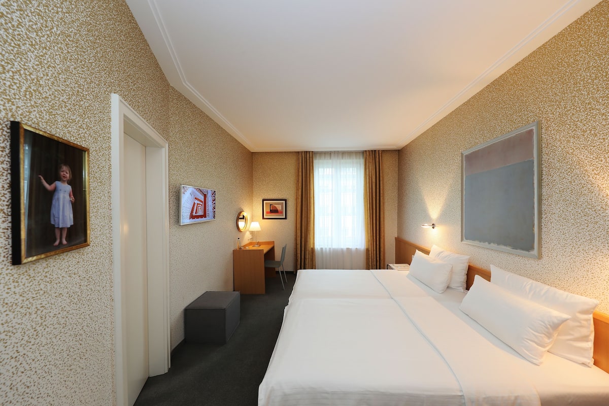 Urban double room | 防过敏的被褥、客房内保险箱、办公桌、遮光窗帘