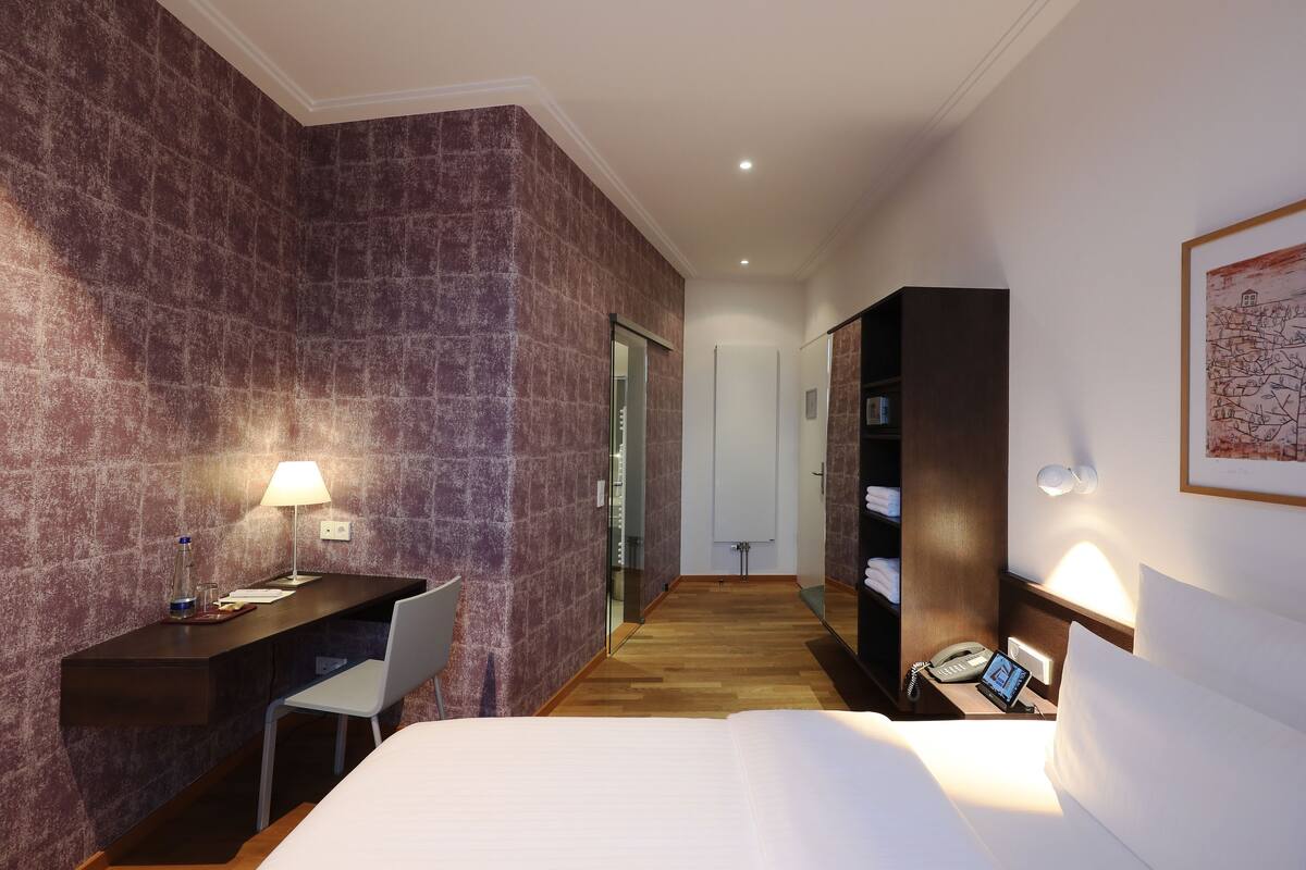 Quiet single room | 防过敏的被褥、客房内保险箱、办公桌、遮光窗帘