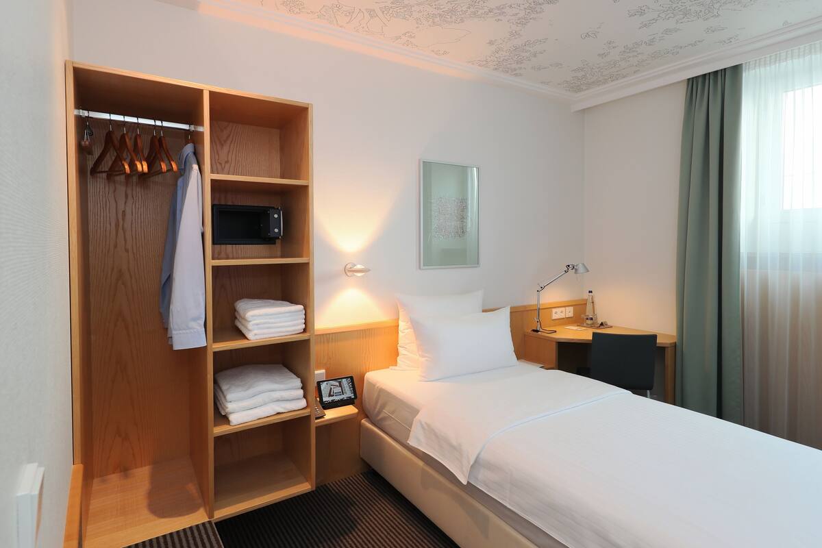 Cosy single room | 防过敏的被褥、客房内保险箱、办公桌、遮光窗帘