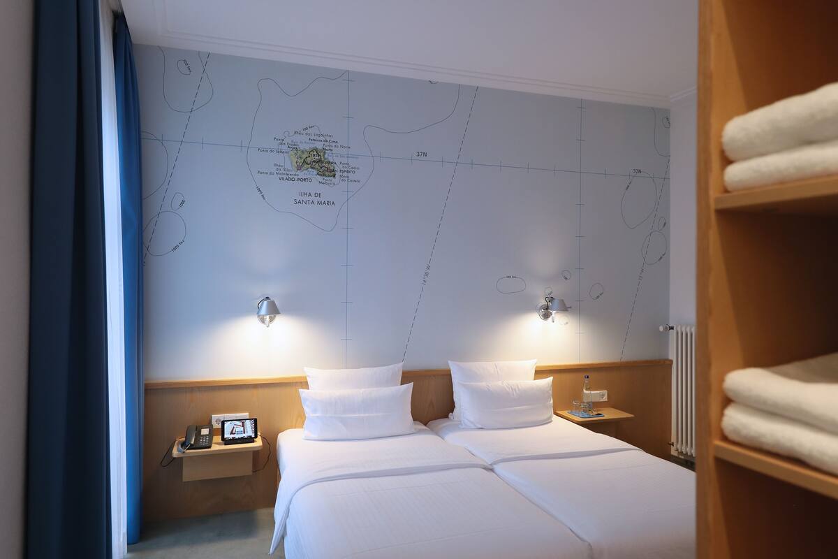 Quiet double room | 防  过敏的被褥、客房内保险箱、办公桌、遮光窗帘