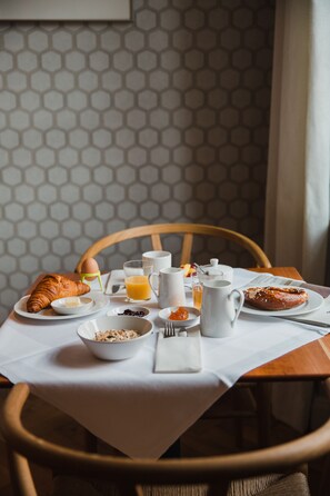 Daily buffet breakfast for a fee