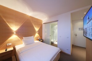 Urban single room | Allergitestet sengetøy, safe på rommet og individuelt dekorert