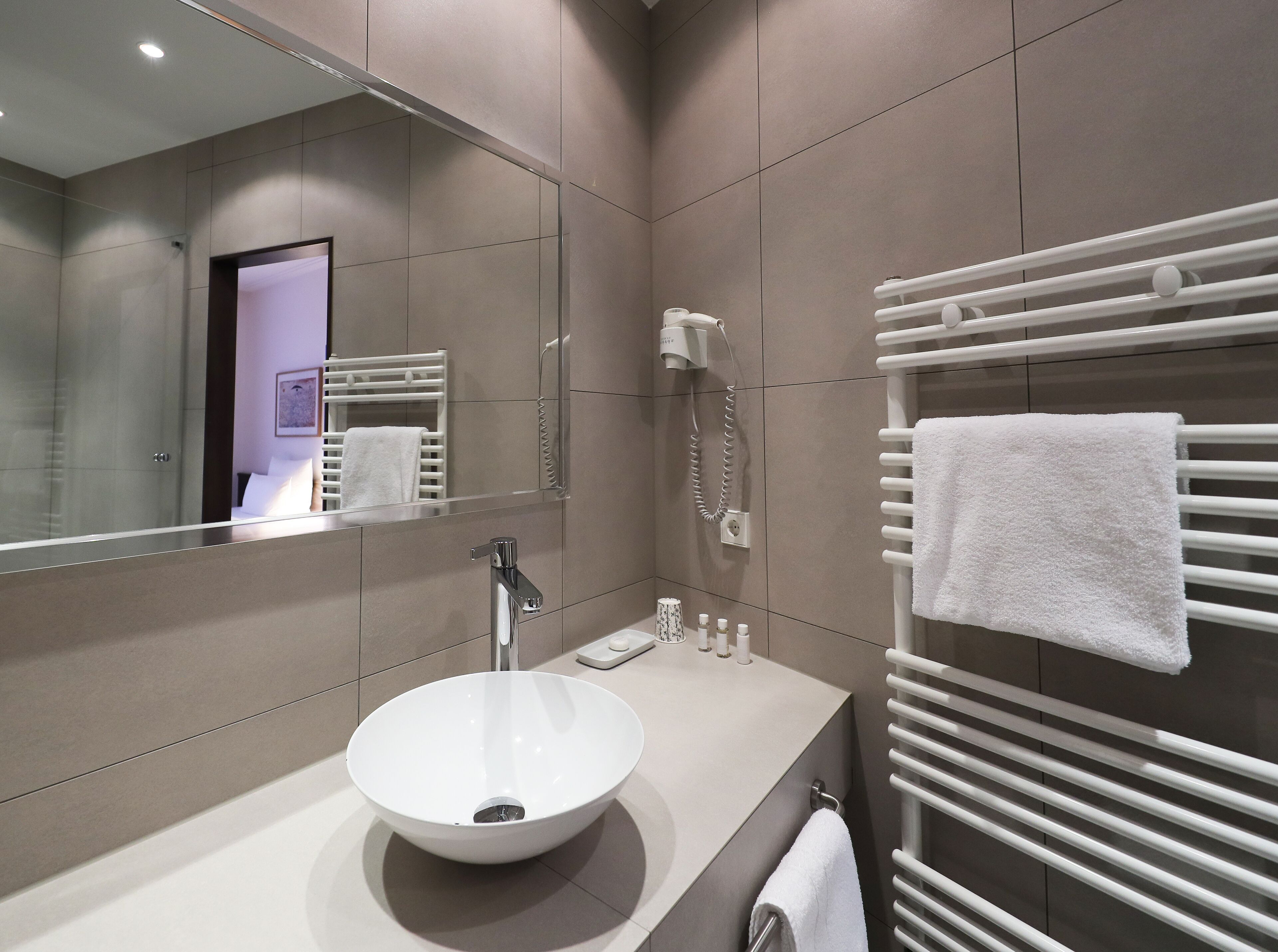 quiet single room | bathroom | shower, free toiletries, hair dryer, towels