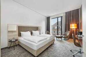 Business Double Room | Bathroom | Shower, hair dryer, towels - H4 Hotel Münster (Münster)