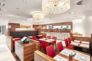 Daily buffet breakfast (EUR 21 per person) - H4 Hotel Münster (Münster)