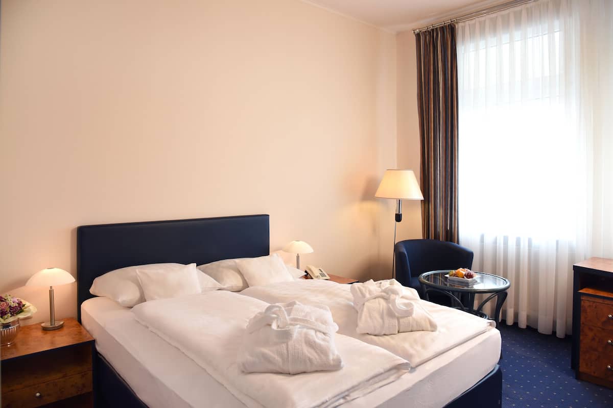 Standard-Doppelzimmer | 1 Schlafzimmer, Minibar, Zimmersafe, individuell eingerichtet