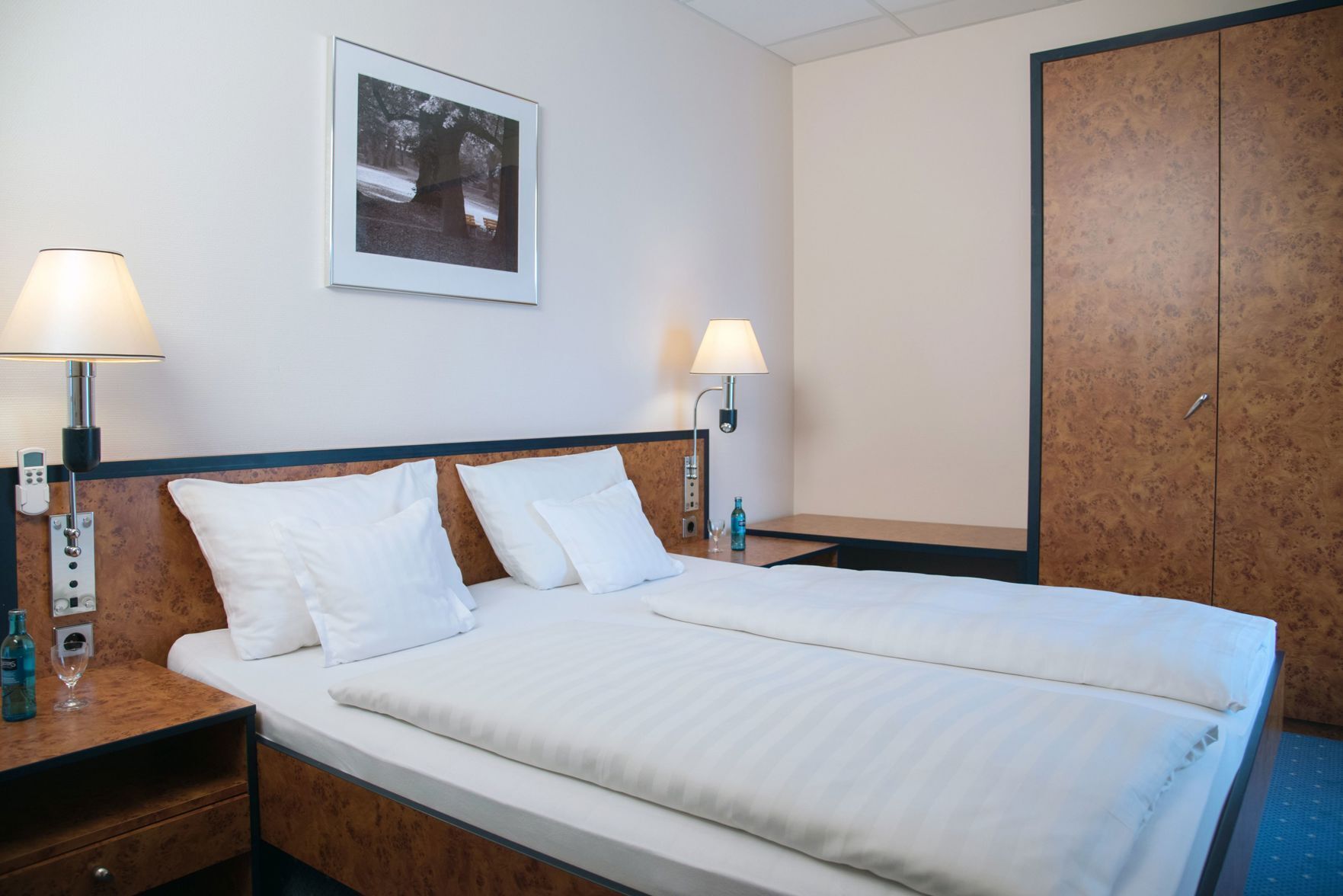 Minibar, Zimmersafe, individuell eingerichtet, Schreibtisch