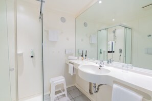 Comfort Studio | Bathroom | Free toiletries, hair dryer, towels - Hotel Arkadia (Friedrichsdorf)