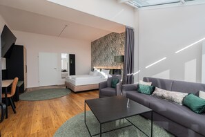 Minibar, in-room safe, individually furnished, desk - Hotel Arkadia (Friedrichsdorf)