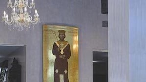 A room with a large portrait on the wall, a chandelier, and two chairs. - Byzantino Hotel Patras (Patras)