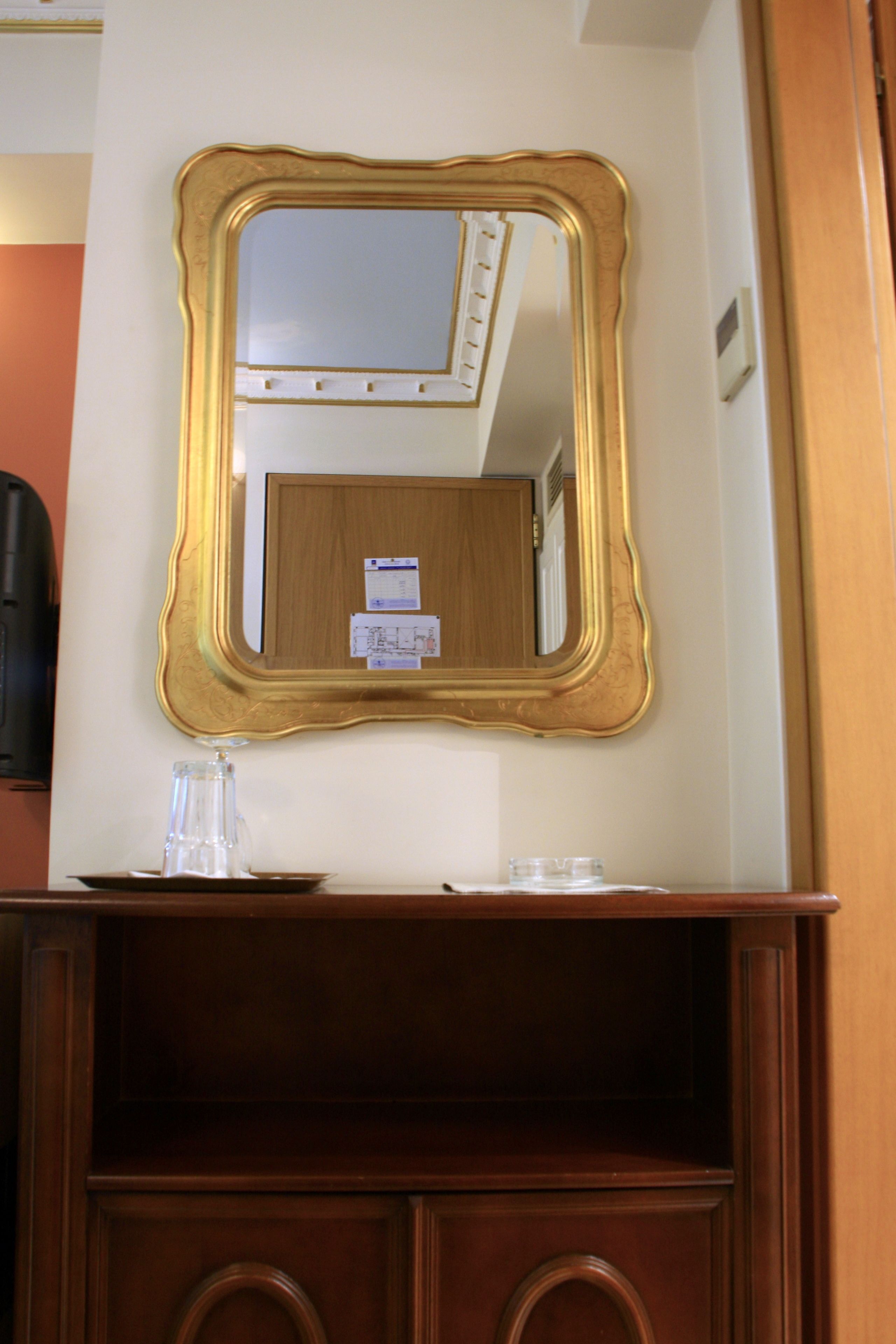 economy single room | 1 bedroom, minibar, in-room safe, desk