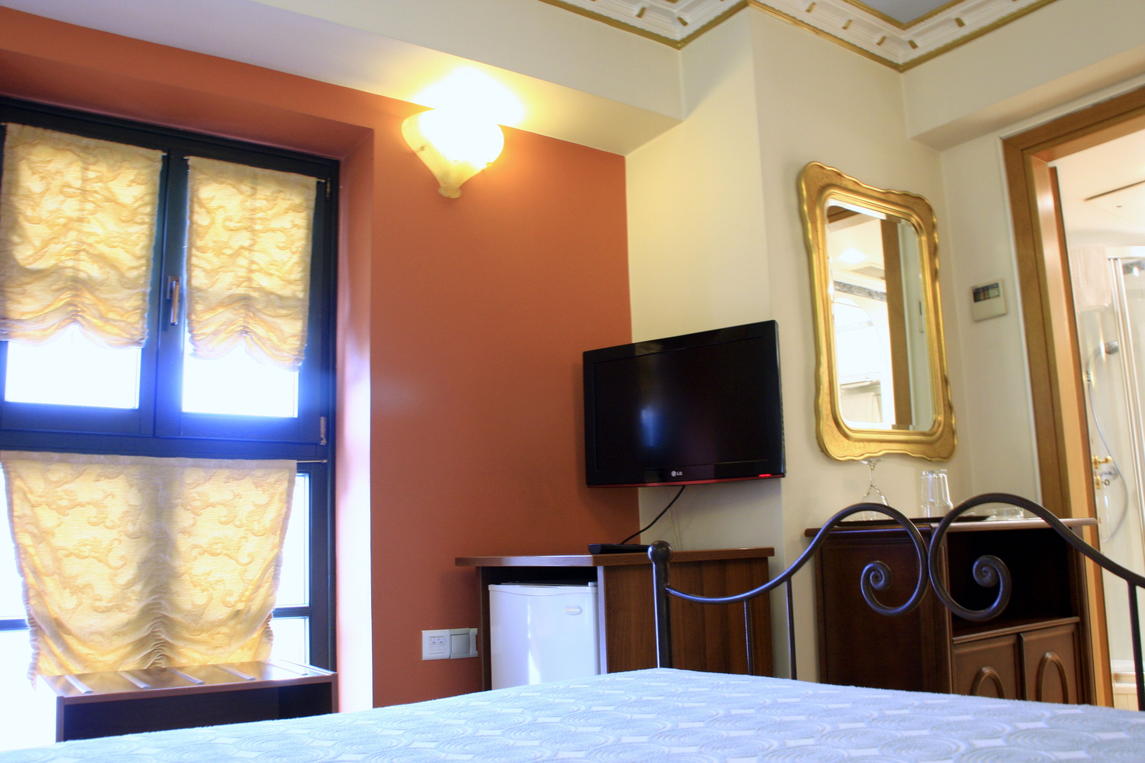 economy single room | 1 bedroom, minibar, in-room safe, desk