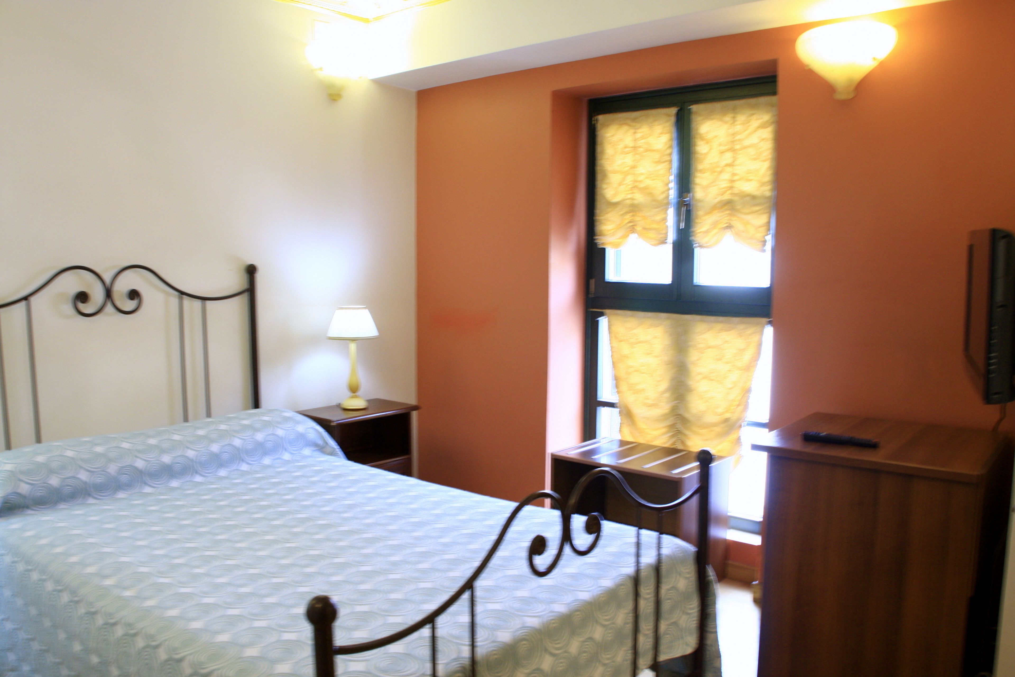 economy single room | 1 bedroom, minibar, in-room safe, desk