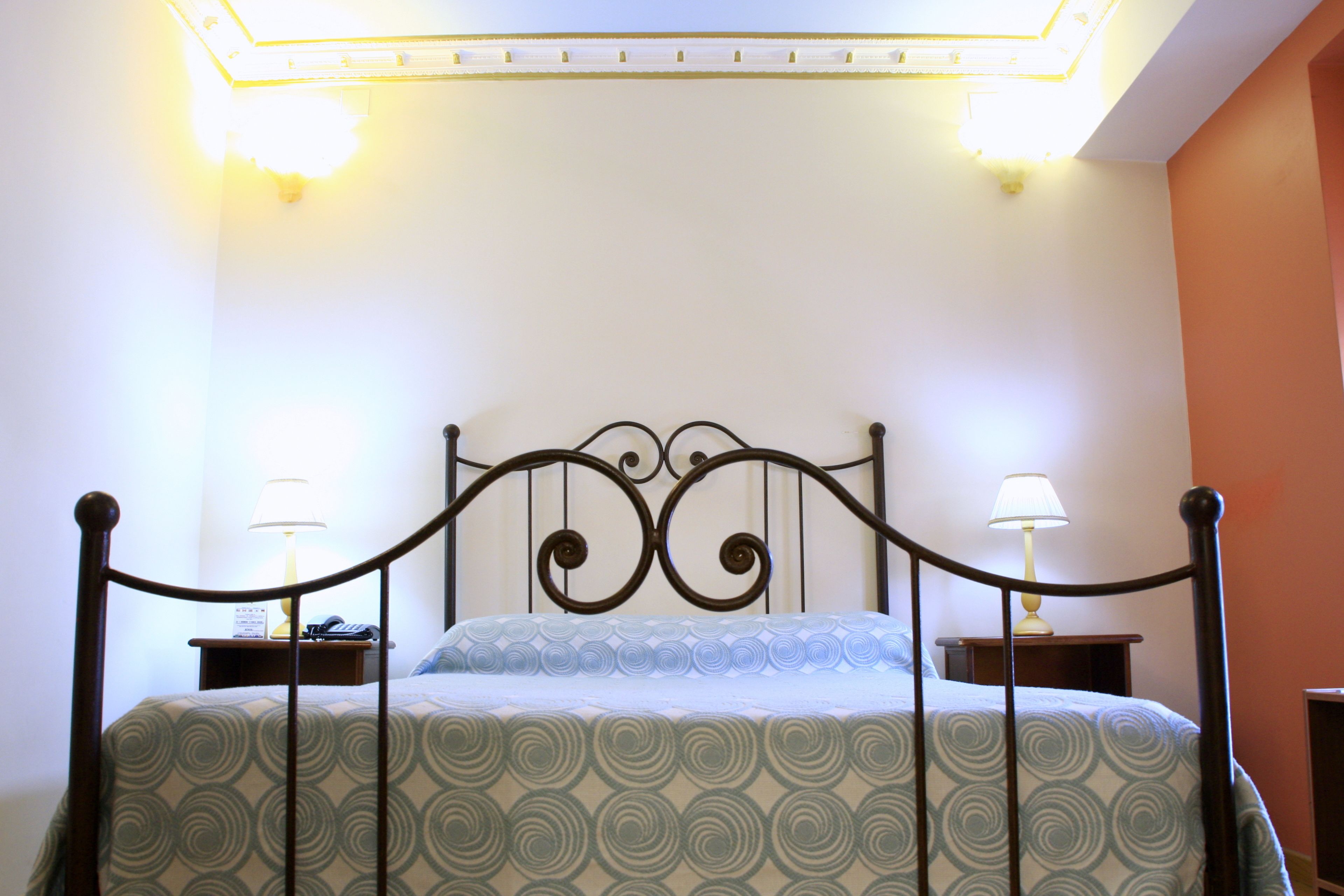 economy single room | 1 bedroom, minibar, in-room safe, desk