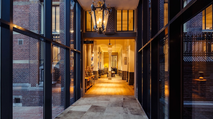 Post-Plaza Hotel & Grand Café