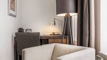 Eenpersoonskamer | Een kluis op de kamer, geluiddichte muren, een strijkplank/strijkijzer