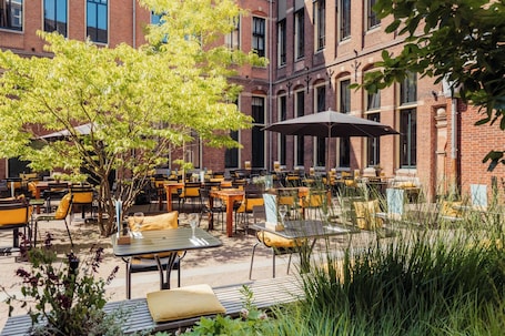 Terrace/patio. Post-Plaza Hotel & Grand Café