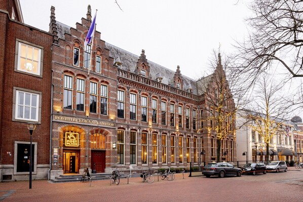 Un edificio histórico con una entrada destacada que dice "Post & Telegraph Building".