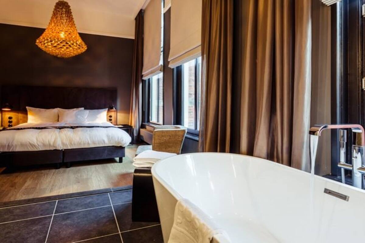 superior double room | deep-soaking bathtub