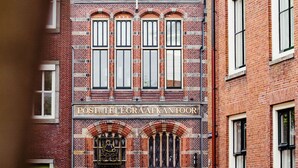 A red brick building with a sign reading "Post & Telegrafkantoor". - Post-Plaza Hotel & Grand Café (Leeuwarden)