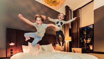 In-room safe, soundproofing, iron/ironing board, free WiFi