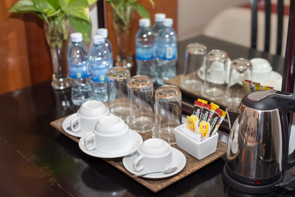 Bộ đồ giường cao cấp, minibar, két bảo mật tại phòng, bàn