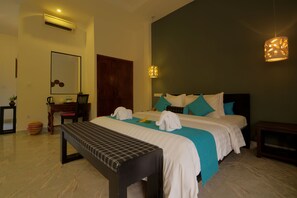 Quarto casal luxo | Vista para o jardim