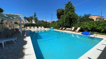 Hồ bơi ngoài trời phục vụ theo mùa, dù/ô trên bãi biển/hồ bơi