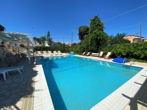 Kauden mukainen ulkouima-allas avoinna 10.00–19.00, aurinkovarjoja